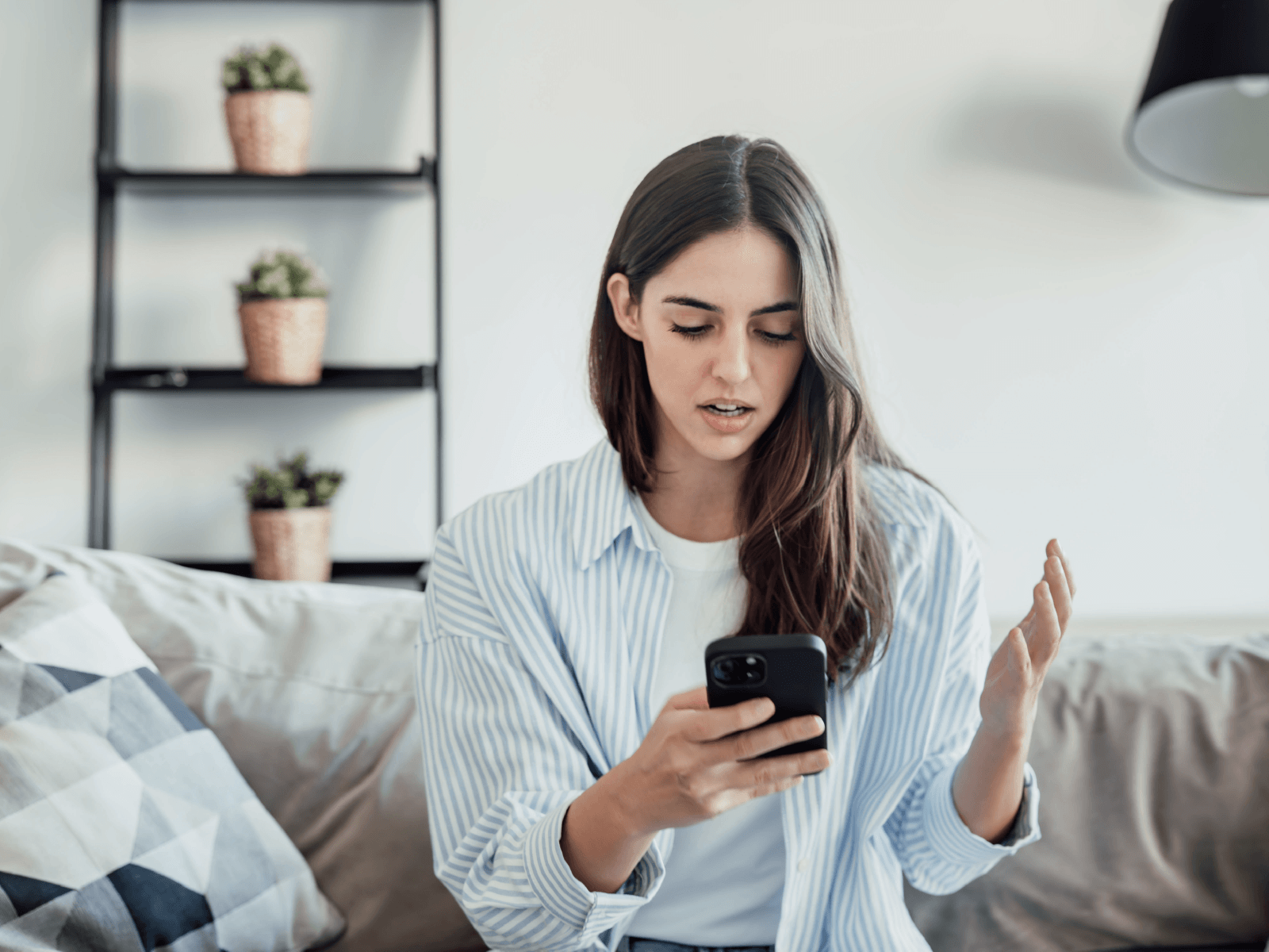 Persona salvadoreña preocupada revisando un contrato financiero sospechoso con una lupa.