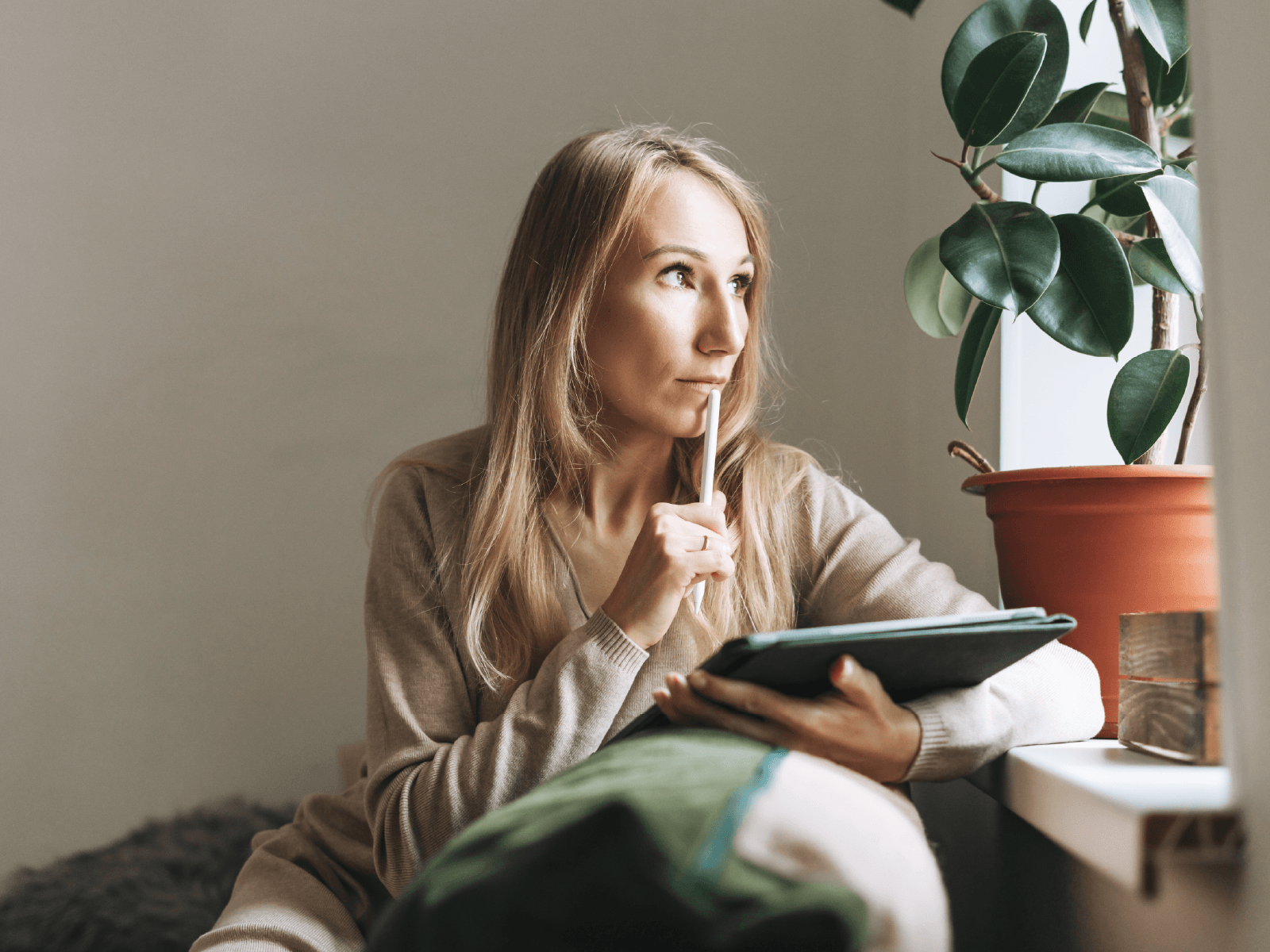 Captura de pantalla de un mensaje de WhatsApp ofreciendo trabajo fácil y bien pagado.