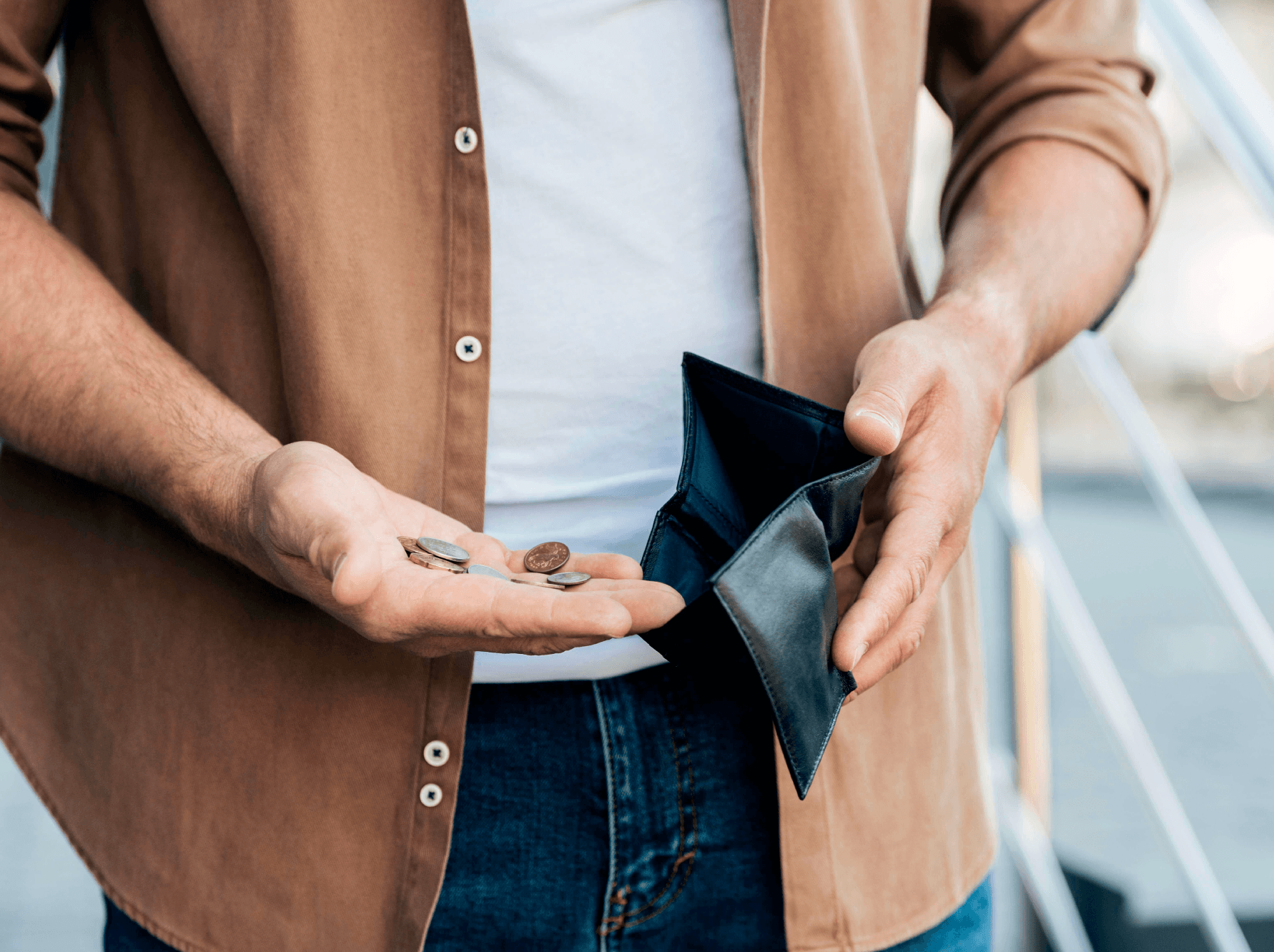 Persona joven en El Salvador revisando sus facturas con preocupación.