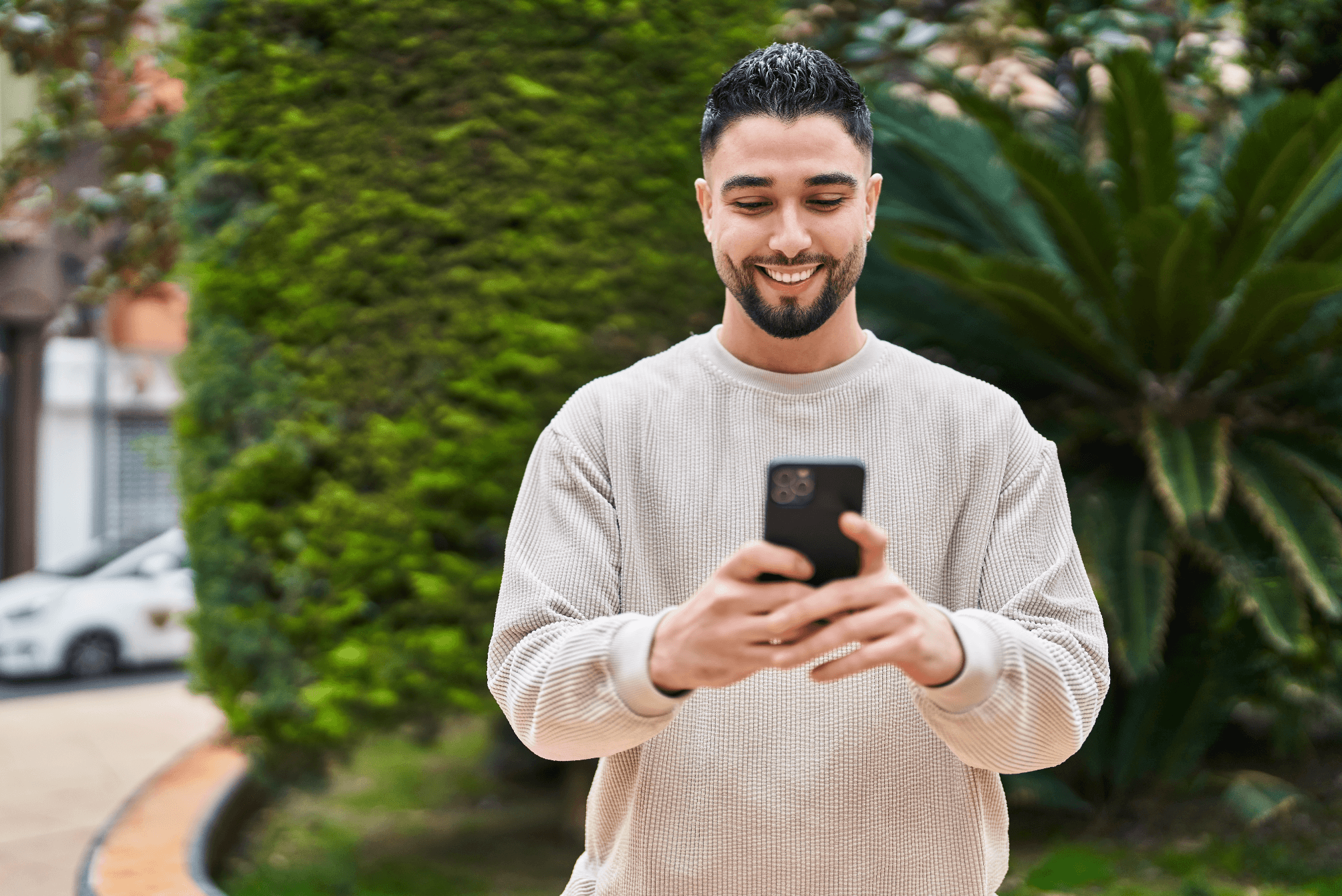 joven revisando su historial crediticio en el salvador