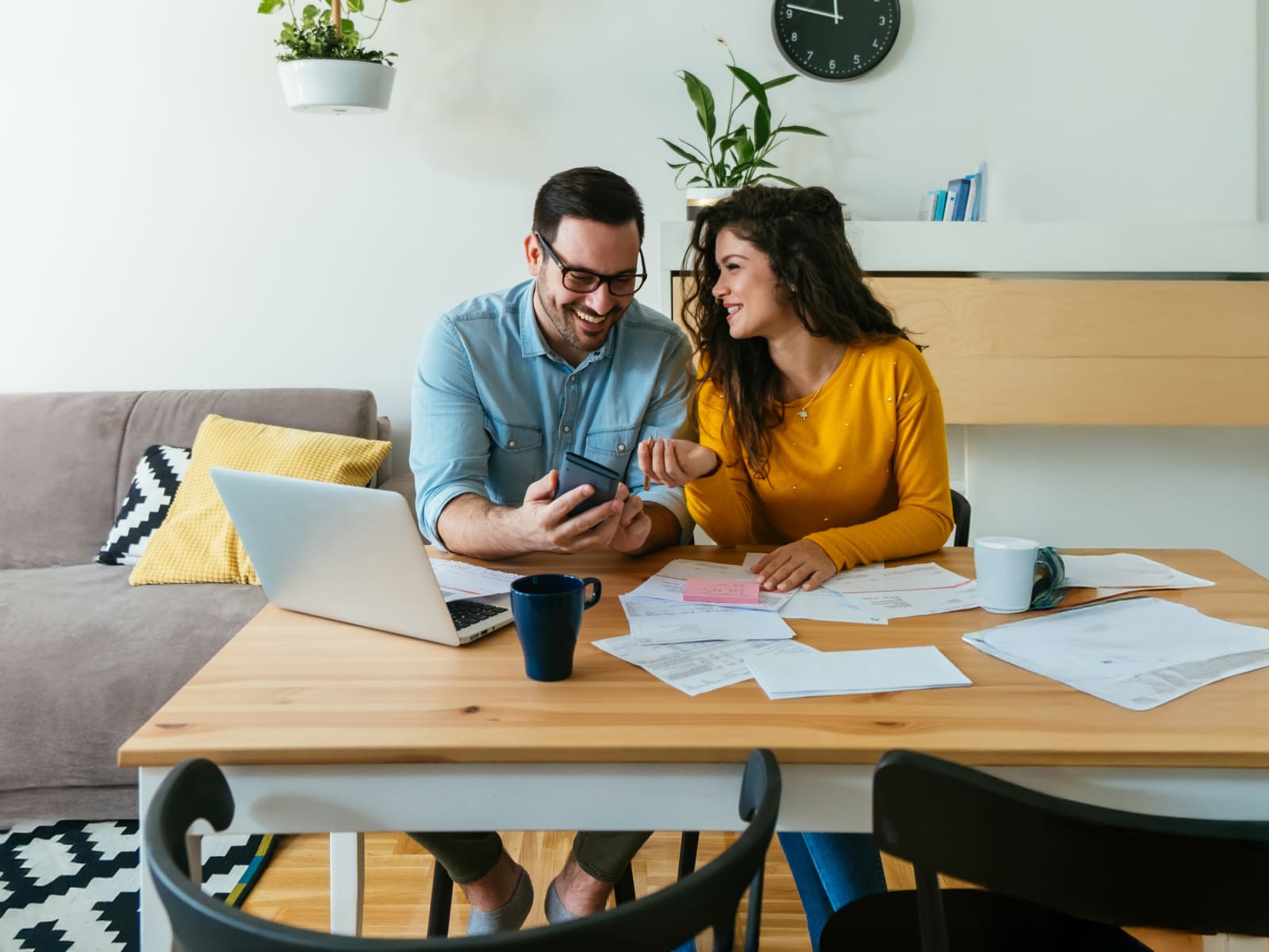 Manos sosteniendo un smartphone con una notificación de abono de quincena 25.